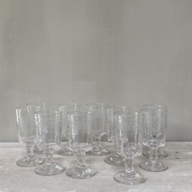 OV20110834 Set of 10 old French liqueur glasses with a sober etched motif, period: 1920s, in beautiful condition. Also nice for an appetizer or flowers... Size: 10 cm. high / 5 cm. cross section