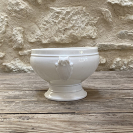 AW20111303 Small old French tureen - blind mark V - beautiful details on the handles and in beautiful condition! Size: 12 cm high / 16.5 cm cross section