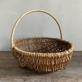 BU20110165 Oude Franse oogstmand van gevlochten wilgenteen in prachtige staat! Afmeting: 46 cm lang /  36 cm  breed /  16 cm hoog (tot hengsel) 33 cm hoog (inclusief hengsel)