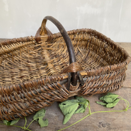 BU20110112 Old French hand woven harvest basket of willow and chestnut wood in beautiful condition! Size: 41 cm. long / 13 cm. high (to handle) / 26.5 cm. wide