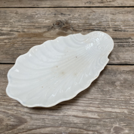 AW20111322 Antique French serving dish "shell model" stamp - Creil & Montereau Terre de Fer - period: from 1894 in beautiful lightly buttered condition! Size: 22 cm long / 12.5 cm cross section