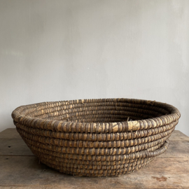 OV20111039 Grote oude Franse oogstmand van gevlochten stro met 2 handgrepen in mooie staat! Afmeting: 59 cm doorsnede / 17 cm hoog.