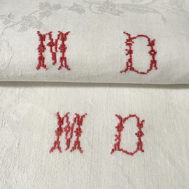 LI20110026 Set van 8 oude servetten van prachtig geweven damast met monogram M.D. in zeer mooie kwaliteit! Afmeting: 73 x 64,5 cm.