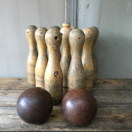 OV20110576 Set of 9 old Belgian cones in beautiful patina including 2 accompanying throwing balls, completely in beautiful condition! Dimensions: 40 cm. high / 7.5 diameter. Pickup only.
