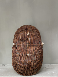 OV20110760 Old French wicker picking basket in beautiful condition! Size : 55.5 cm. long / +/- 17 cm. high (to the handle) / 32.5 cm. cross section.