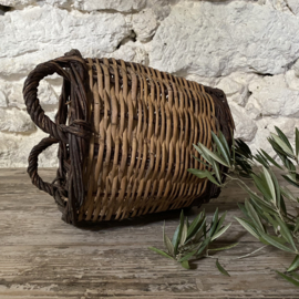 BU20110186 Old French traditional woven rustic basket in beautiful condition! Size: 27 cm high / 33 cm cross section