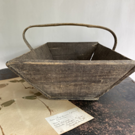 OV20110744 Old French wooden harvest basket in beautiful grayed condition! Size: 46 cm. long / 13.5 cm. high / 28 cm. wide