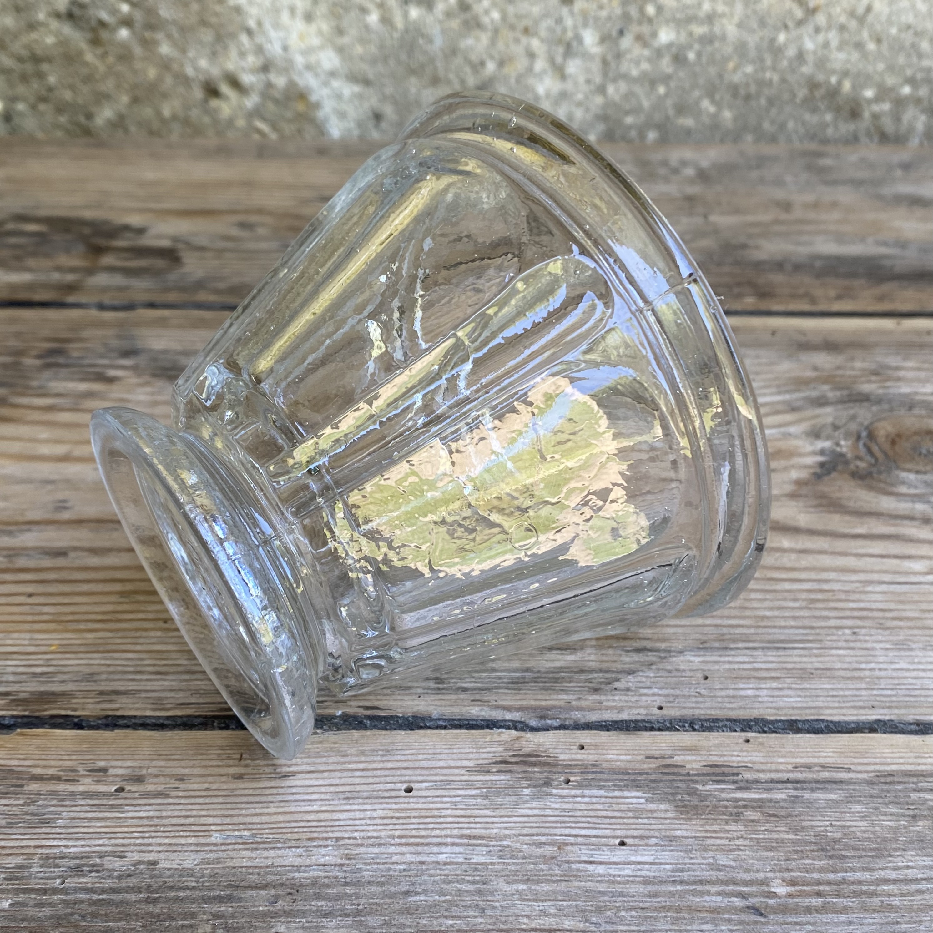 OV20111065 Antique French confiture jar on foot of mouth-blown glass, missing a minimal chip on the rim at the bottom (see photos for details), otherwise in beautiful condition! Size: 9 cm high / 11.5 cm cross section