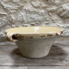 AW20111325 Antique Southern French Grésalle in beautiful soft yellow.... period: 19th century. Damage near the spout due to age, but otherwise in beautifully weathered condition! Size: 45 cm cross section / 21.5 cm high.