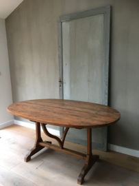 OV20110543 Antieke Franse vendange tafel. Werd traditioneel gebruikt voor  nuttigen van de maaltijd om de druivenoogst te vieren. In prachtige staat! Afmeting: 72,5 cm. hoog / 1. 49 mtr lang / 99 cm. doorsnede. Alleen ophalen of bezorgen tegen vergoeding.