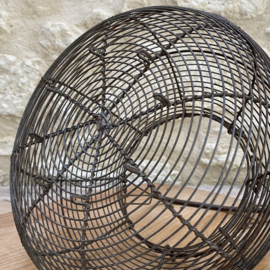 OV20111061 Large old French Fil de Fer egg basket...also nice for your shallots or garlic in beautiful condition! Size: 21 cm high (to handle) / +/- 25 cm cross section (measured over the belly)