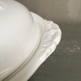 AW20110812 Old serving dish with lid and beautiful details stamp - Société Céramique Maestricht - period: 1900-1957 in perfect condition! Size: 27 cm. diameter (up to and including the handles) / +/- 16 cm. high (up to the handle)