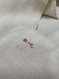OV201111010 Twee prachtige oude Franse doeken van hennep met geborduurd monogram M*C  in royale afmeting: 100x80 cm hebben beide een ophang lus van keperband...genoemde prijs is per stuk!