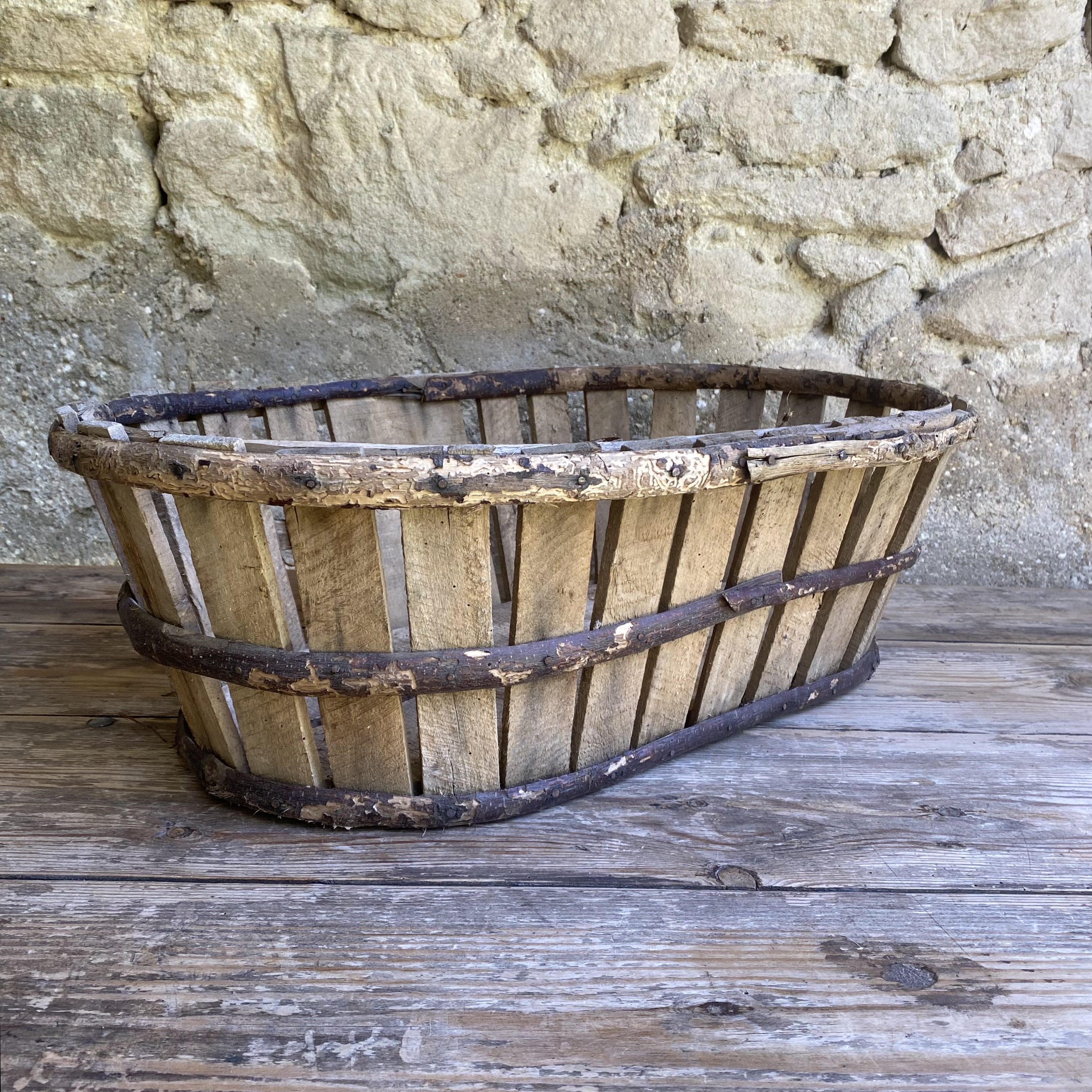 BU20110176 Oude Franse druivenoogst mand van kastanjehout in prachtige staat! Afmeting: 62 cm lang / 20 cm hoog / 41,5 cm breed