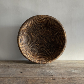 OV20110806 Grote antieke Franse olijven oogstmand van gevlochten riet in prachtige staat! Afmeting:  41,5 cm. doorsnede / 13,5 cm. hoog /