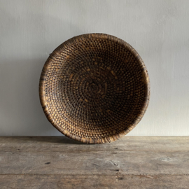 OV20110806 Large antique French olive harvest basket of woven reed in beautiful condition! Size: 41.5 cm. diameter / 13.5 cm. high