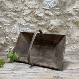 BU20110204 Old French traditional wooden grape harvest basket in beautiful, lightly greyed condition! Size: 50 cm long / 14.5 cm high (to handle) / 23 cm high (including handle) / 32 cm cross section