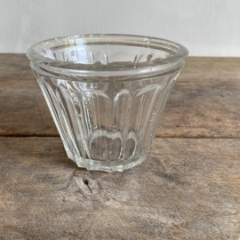 OV20110919 Antique French confiture jar made of mouth-blown glass. Missing a minimal chip on the edge (see photo 5) otherwise in beautiful condition! Size: 8.5 cm high / 11.5 cm cross section