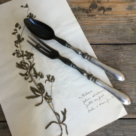 OV20110572 Beautiful old French salad cutlery with silver-plated handles with a monogrammed J.V.B further in black / brown bone. The fork misses a piece on one top (see picture) but further in beautiful condition! Size: +/- 30 cm. long.