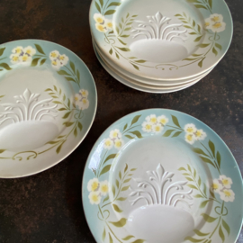 AW 20110531 Set of 6 old French artichoke plates with spring-feeling floral pattern and blue / green edge in beautiful condition! Size: 23 cm. cross section