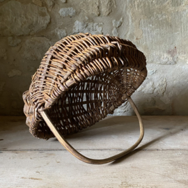 BU20110187 Old French harvest basket made of woven wicker in beautiful condition! Size: 36.5 cm long / 17 cm high (to the handle) / 32 cm high (including the handle) / 35.5 cm wide