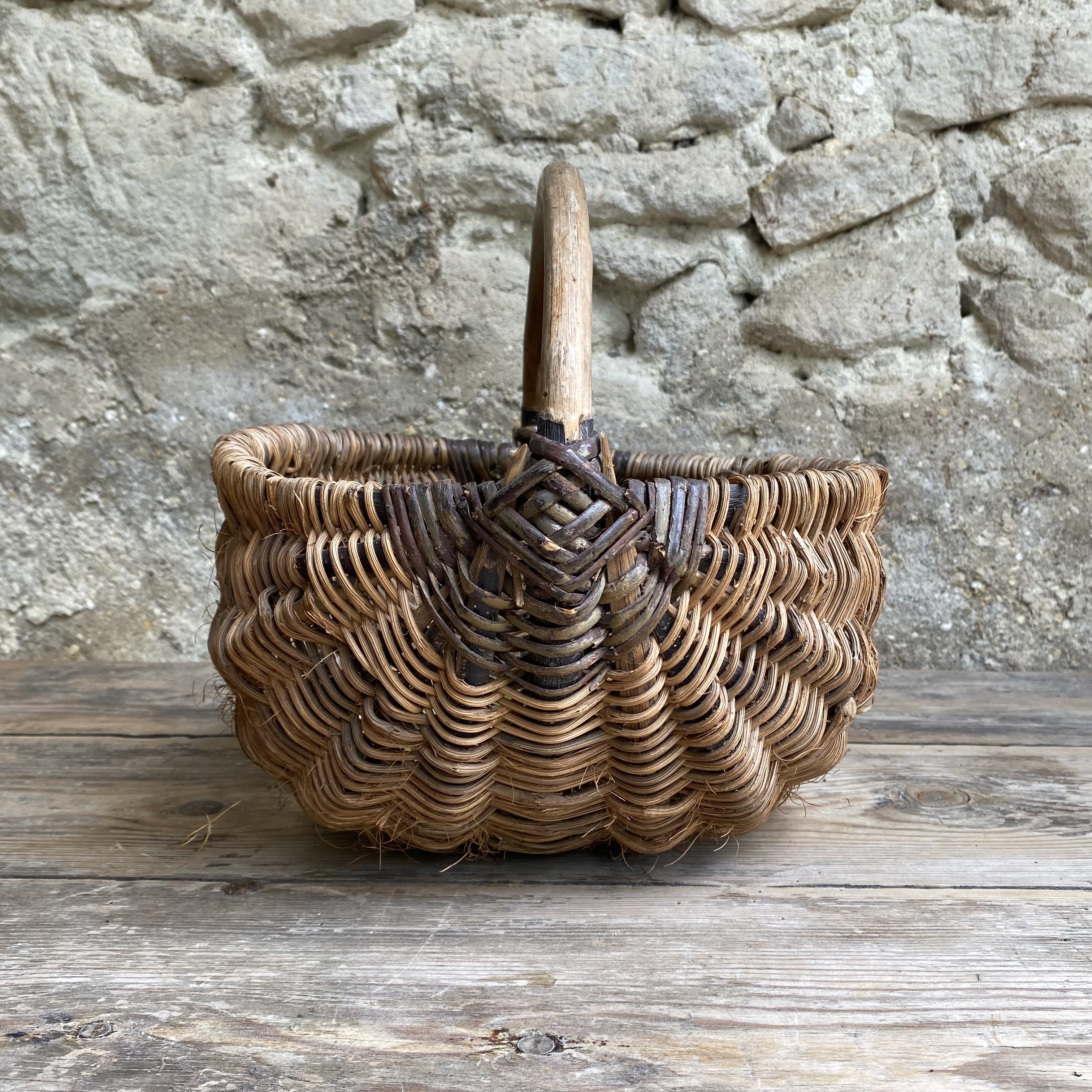 BU20110180 Old French harvest basket, probably made of woven chestnut wood, in beautiful condition! Size: 16 cm high (to the handle) / 28 cm cross section