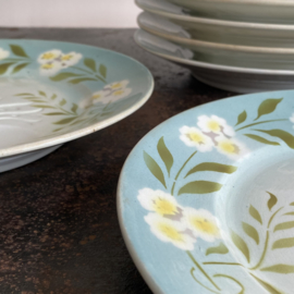 AW 20110531 Set of 6 old French artichoke plates with spring-feeling floral pattern and blue / green edge in beautiful condition! Size: 23 cm. cross section