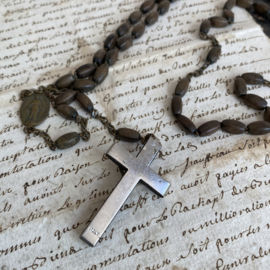 OV20110741 Old Italian rosary with brown wooden beads and beautifully detailed cross in beautiful condition! Size: 60 cm. long.