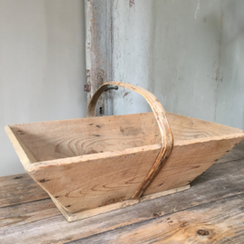 OV20110533 Large old French picking basket in beautiful condition! Dimensions: 50 cm. long / 17 cm. high (up to handle) / 36 cm. wide.