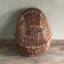OV20110659 Old French picking basket made of willow branches in beautiful condition! Size: 18 cm. high (up to handle) / 56 cm. long / 37 cm. wide.