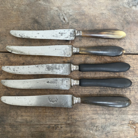 OV20110890 Set of 5 different old French knives with wooden and bone handles. Beautifully weathered and still in usable condition! Size: 24 cm long / 2 cm wide