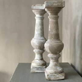 BU20110091 Set van 2 oude Franse betonnen balusters. Prachtig verweerde leemkleur. De linker baluster heeft een oude scheur op de voet (zie foto 7), maar deze kan geen kwaad. Afmeting: +/- 61 cm. hoog / 15 breed. Alleen ophalen!