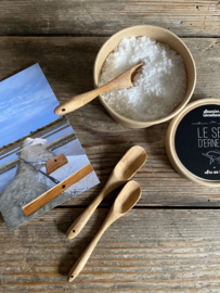 Salt scoop from the French island of Île de Ré, made of handmade acacia wood. Perfect with the Fleur de Sel salt. Size: 12 cm. long / 2 cm wide (scoop)