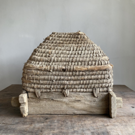 BU20110167 Antieke Franse bijenkorf van gevlochten stro en hout in verweerde staat, maar nog steeds zo decoratief....periode: 19de eeuw. Afmeting: 47 cm breed / 42 cm hoog / 42 cm doorsnede.