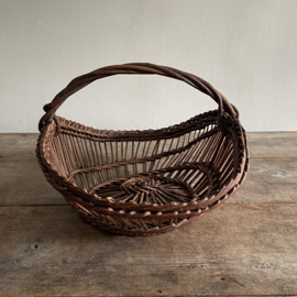 BU20110142 Klein oud Frans oogstmandje voor de pluk van de wilde Franse cèpes (eekhoorntjesbrood)  in prachtige staat! Afmeting: 36 cm lang /  17 cm hoog (t/m hengsel) /  26 cm doorsnede