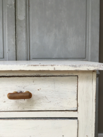 OV20110622 Old Swedish chest of drawers with presumably bone handles. In beautiful condition and original worn creamy white color. Size: 1 mtr. long / 54 cm. deep / 77 cm. high. Pick up or delivery only for a fee.