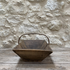 BU20110204 Old French traditional wooden grape harvest basket in beautiful, lightly greyed condition! Size: 50 cm long / 14.5 cm high (to handle) / 23 cm high (including handle) / 32 cm cross section