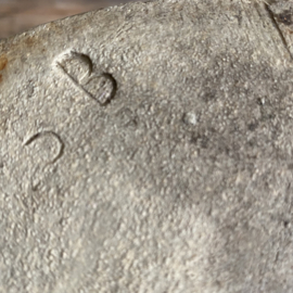 AW20111124 Oude Frans pot van grès aardewerk. Een chip op rand onderaan (zie foto) verder in prachtige staat! Afmeting: 21 cm hoog /  18 cm doorsnede.