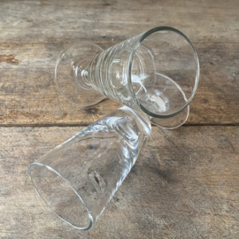 OV20111055 Twee antieke Franse wijnglazen van mond geblazen glas ieder uniek in zijn uitstraling...in prachtige staat! Afmeting:  15 cm hoog /  7 cm doorsnede.