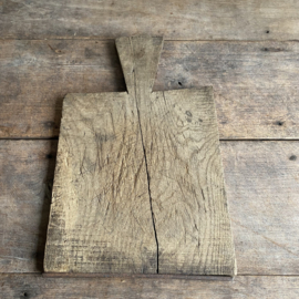 OV20110981 Old French wooden cutting board in weathered, but beautiful condition! Size: 38 cm long (up to handle) / 27.5 cm (to handle) / 23.5 cm wide / 1.5 cm thick.