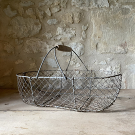 BU20110182 Old French wire mesh harvest basket with wooden handle in beautiful weathered condition, see photos for details. Size: 52.5 cm long / 15.5 cm high (to handle) / 28.5 cm high (including handle) / 32.5 cm cross section.