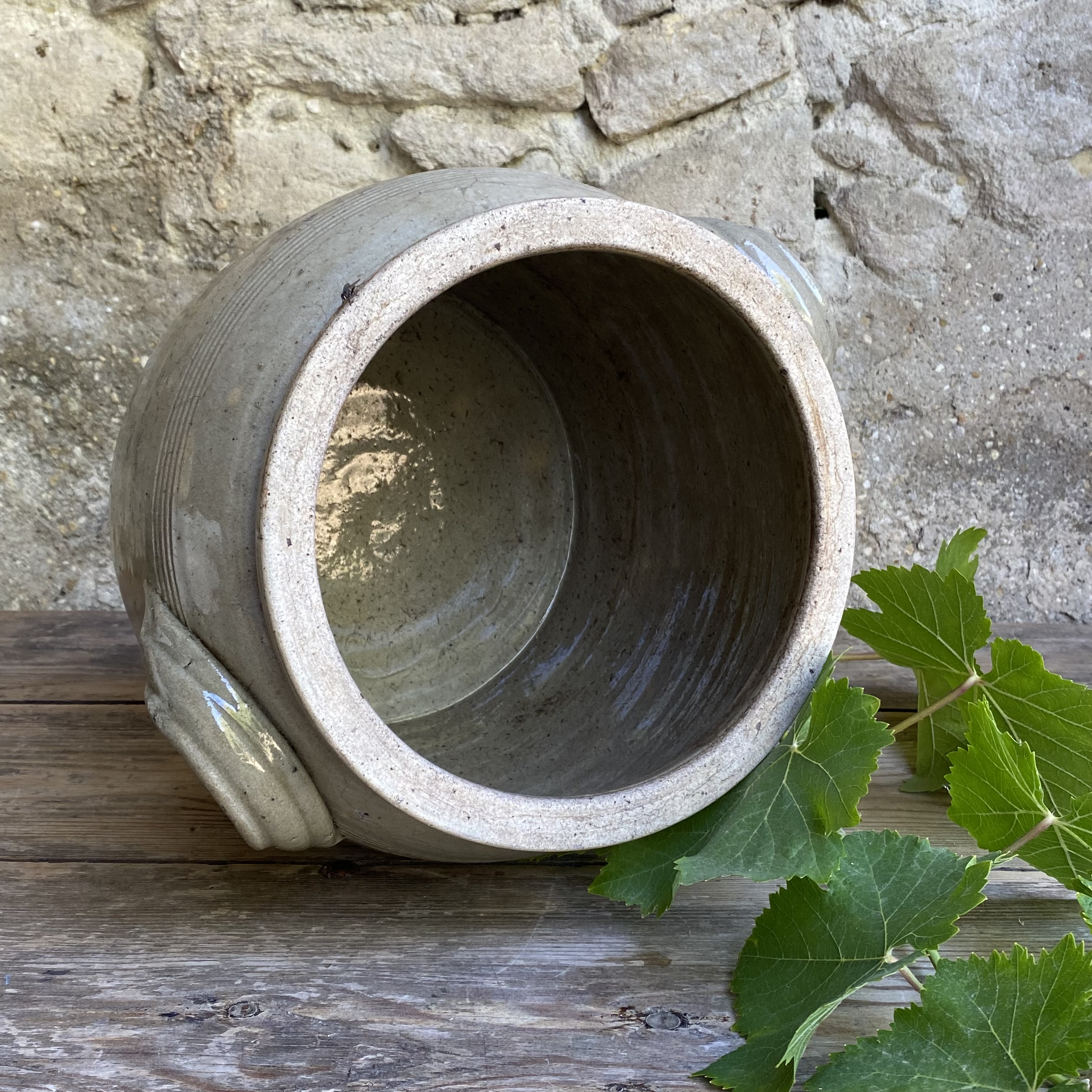 AW20111237 Grote oude Franse pot van grès aardewerk in mooie staat en prachtig gecraqueleerd zie voor details foto's. Afmeting: 25,5 cm hoog / 21,5 cm doorsnede.