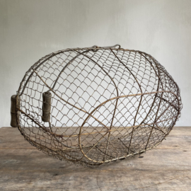 BU20110160 Large old French wire mesh harvest basket in beautiful weathered condition! Size: 46 cm long / 15 cm high (up to handles) / 32 cm cross section.