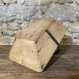 BU20110184 Oude Franse oogstmand voor in de moestuin of champignons in mooie staat! Afmeting: 50,5 cm lang / 15 cm hoog /  35 cm doorsnede