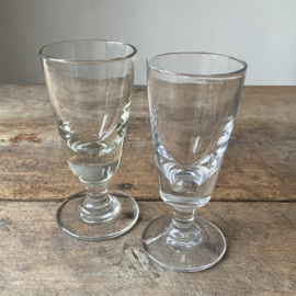 OV20111055 Twee antieke Franse wijnglazen van mond geblazen glas ieder uniek in zijn uitstraling...in prachtige staat! Afmeting:  15 cm hoog /  7 cm doorsnede.