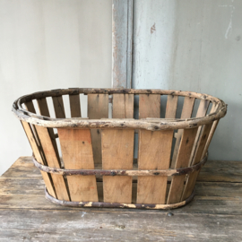 OV20110591 Original old French grape harvest basket in beautiful condition! Dimensions: 62 cm. long / 29.5 cm. high / 44 cm. cross section.