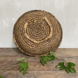 OV20110830 Antique French harvest basket made of woven reed in weathered, but still beautiful condition! Size: +/- 45 cm. cross section / +/- 14 cm. high.