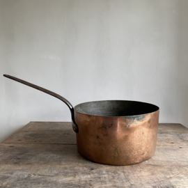 OV20111045 Grote oude Franse koperen pan 2 mm. dik in zware restaurant kwaliteit hand gesmeed handvat en klinknagels in prachtige staat! Afmeting: 33,5 cm doorsnede / 18 cm hoog