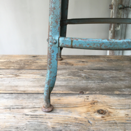 OV20110467 Tough old metal studio stool from Paris. Beautiful blue patina in very beautiful condition! Dimensions: 55 cm. high / 37.5 cm. section. Pickup only.