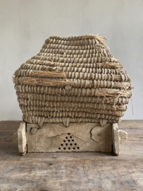 OV20110971 Antique French beehive made of woven reed and wood in beautifully weathered condition! Size: 42 cm wide / 42 cm high / 42 cm cross section